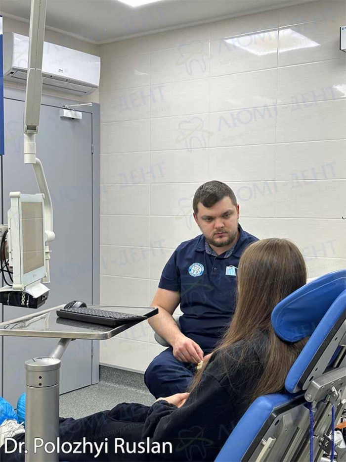 Врач консультирует пациента Врач консультирует пациента