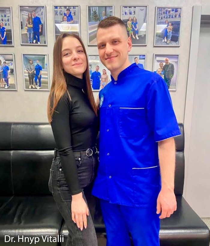 Наш врач стоматолог с пациенткой Имплантация зубов фото Люми-дент