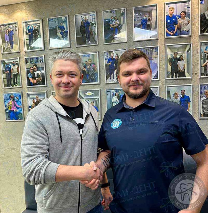 Врач с пациентом Гарантия на имплантацию зубов фото Люми-Дент