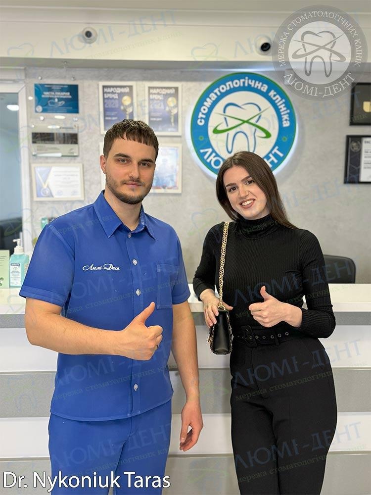 Врач с пациентом Циркониевые коронки на зубы Люми-Дент