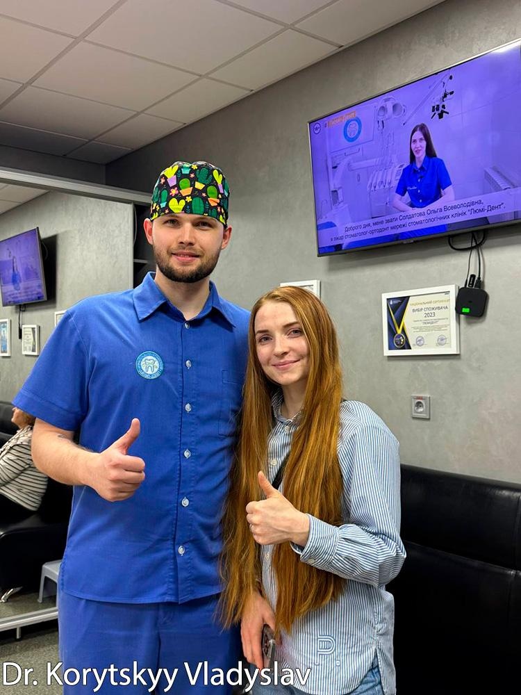 Врач с пациентом Металлокерамика коронки Люми-Дент