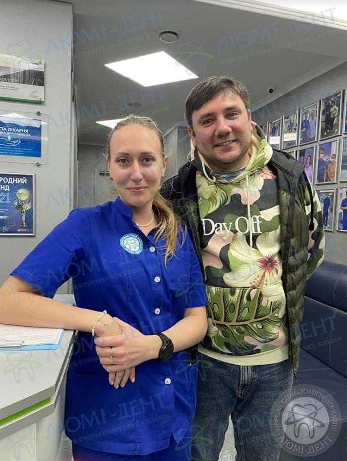 Врач с пациентом Профессиональное отбеливание зубов капами фото Люми-Дент